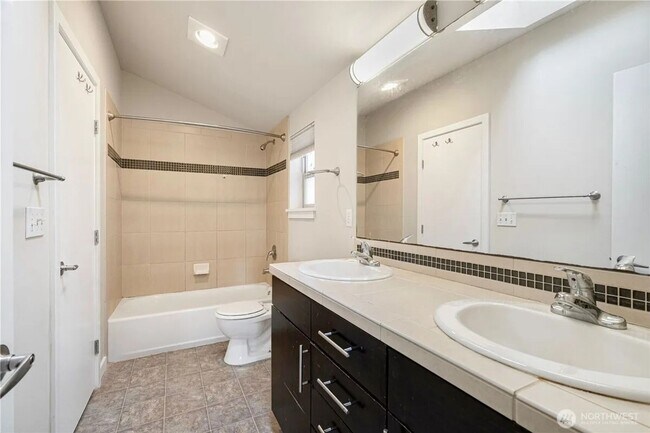 Building Photo - Urban Townhome in Lake City – 3B/2B, Garag...