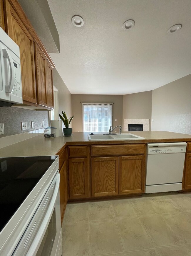 Building Photo - Charming Main Floor Condo in Water Valley