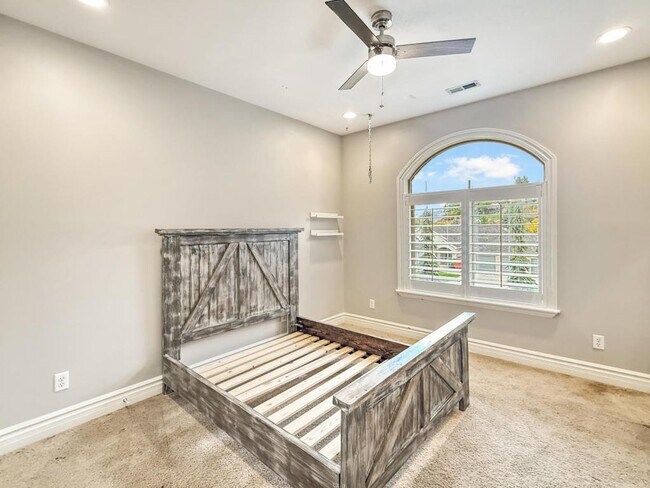 Building Photo - 1615 E Lakeview Way