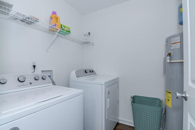 Building Photo - 2044 Lillian Dr