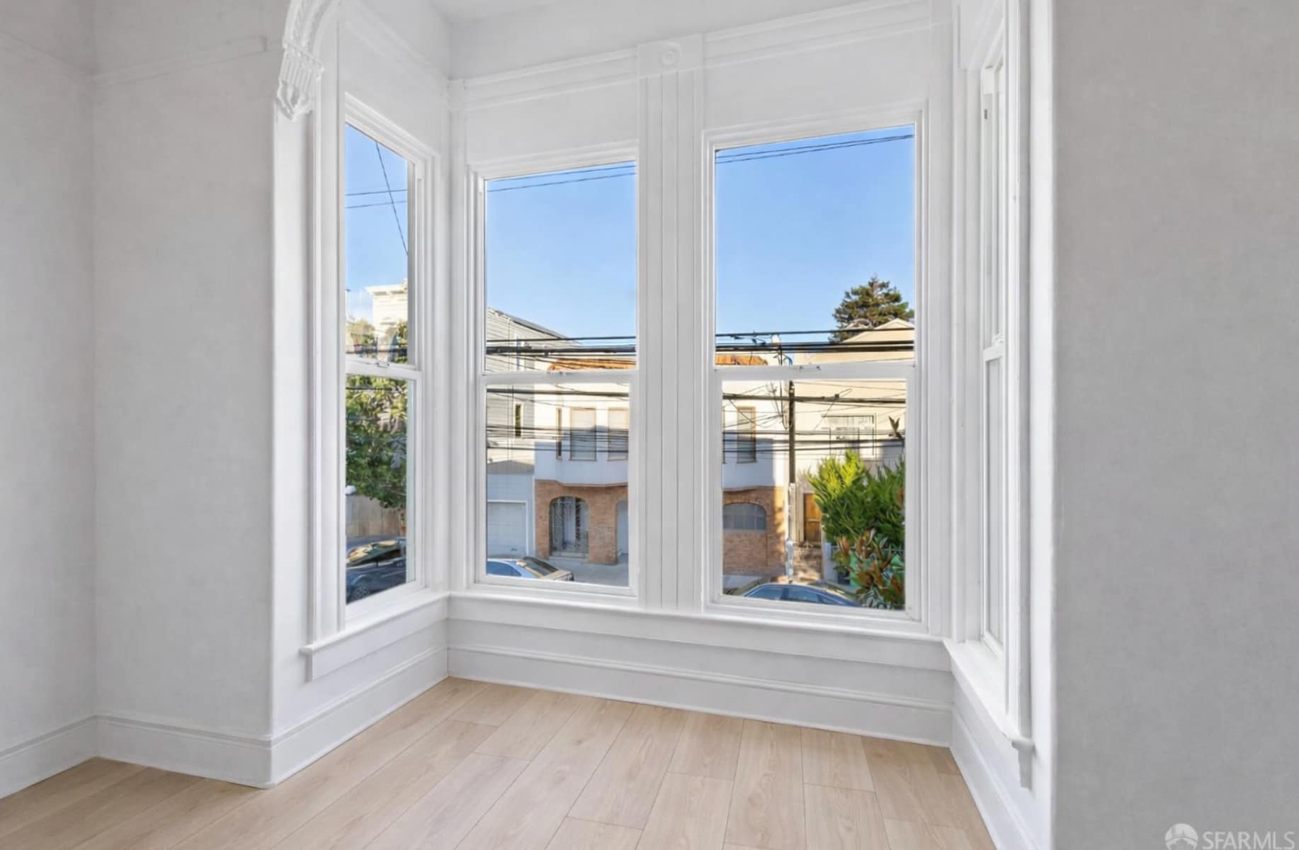 Large bay windows - classic SF charm - 1330 Alabama St