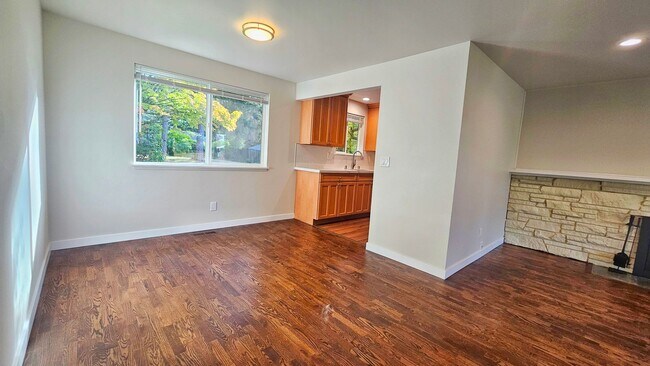 Building Photo - Beautifully Remodeled 3 Bed 2 Bath Rambler in Eastgate, Bellevue