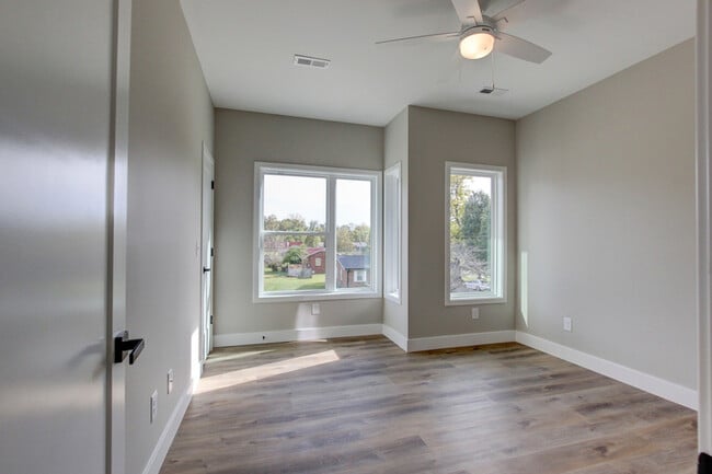 Building Photo - 238 3rd St