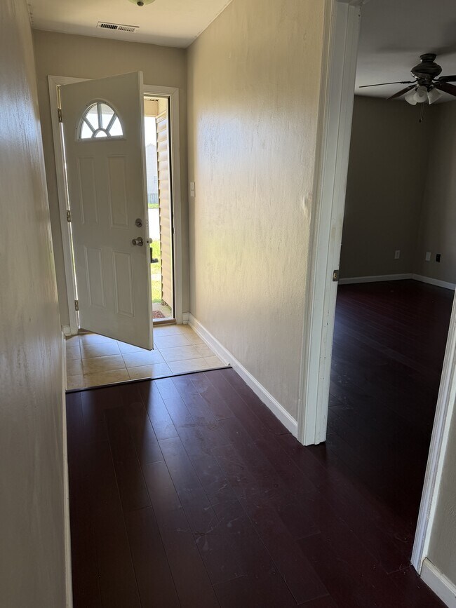 Building Photo - 2005 Handel Ct