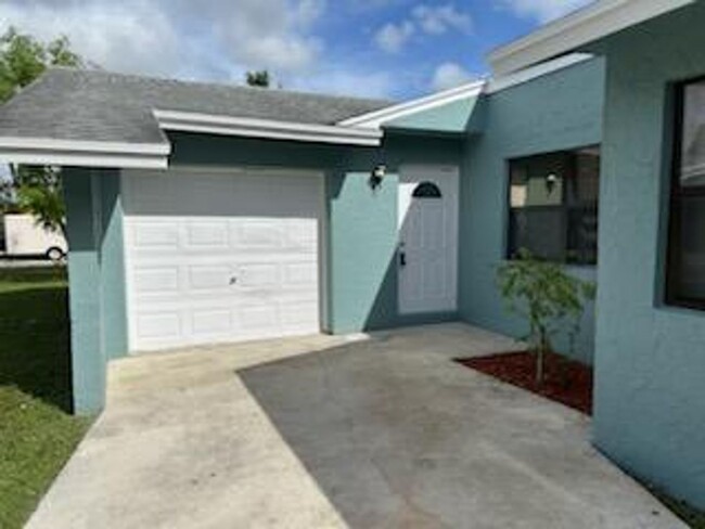 Building Photo - Beautifully renovated 3/2 home in Greenacres!