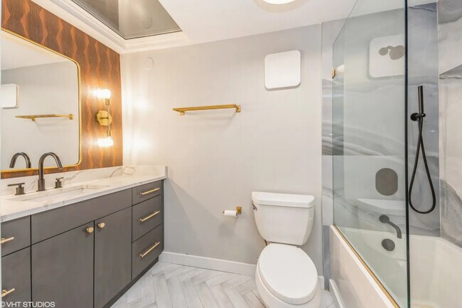 Building Photo - 621 S Plymouth Ct