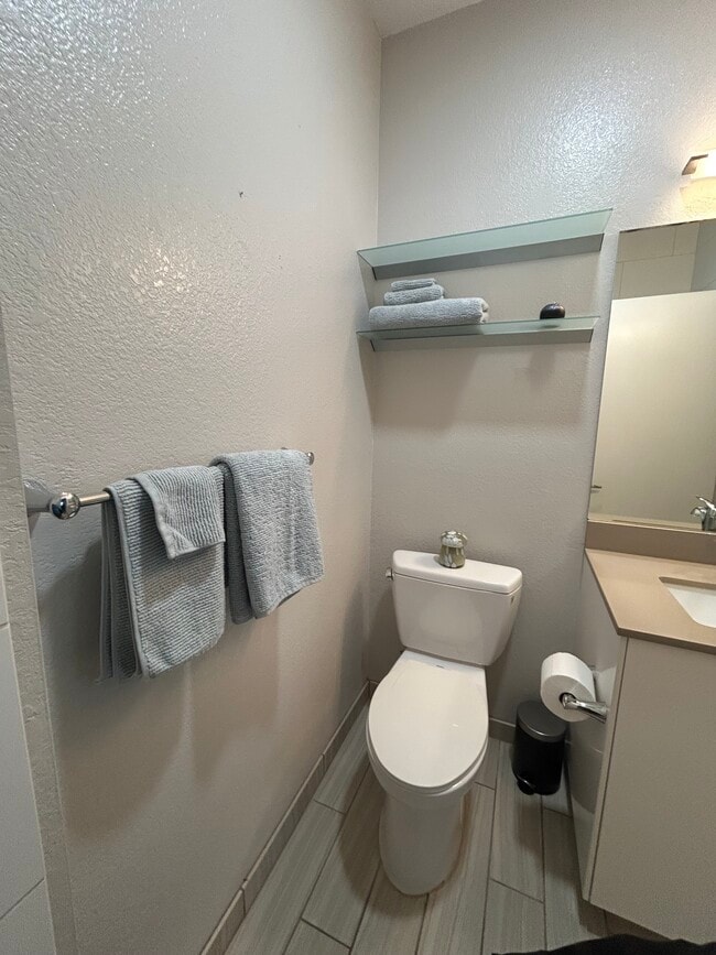 Building Photo - 57 Lakeshore Ct