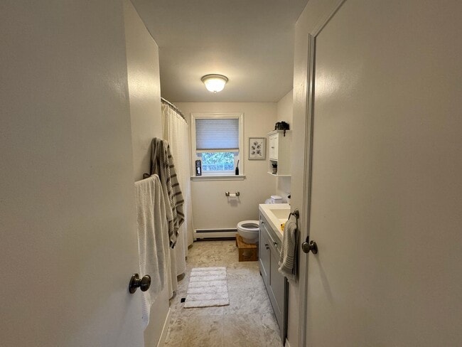 Building Photo - Charming 2 Bed, 1.5 Bath Raised Ranch