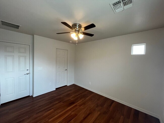 Building Photo - 4 Bedroom Home with Loft in Stonefield Com...