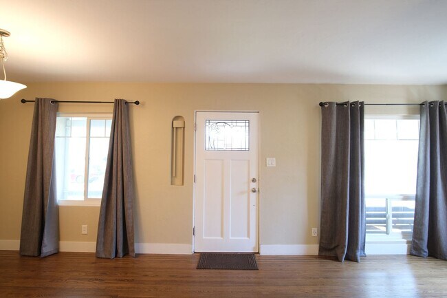 Building Photo - Charming 3-bedroom, 1-bathroom in Sacramento.