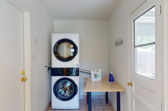 Building Photo - 4826 Waynesboro Dr