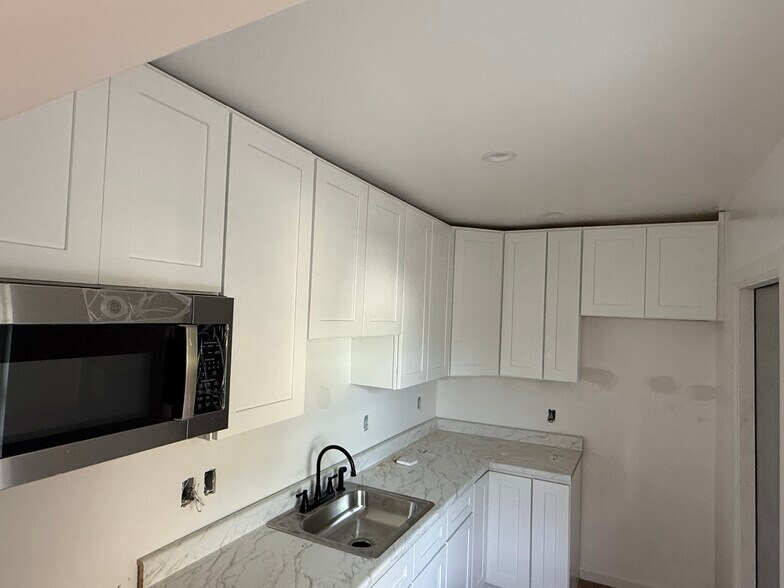 Building Photo - 762 1/2 N Ridgewood Pl
