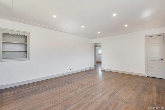 Building Photo - Gorgeous 5 Bedroom 2 1/2 Bathroom Littleto...