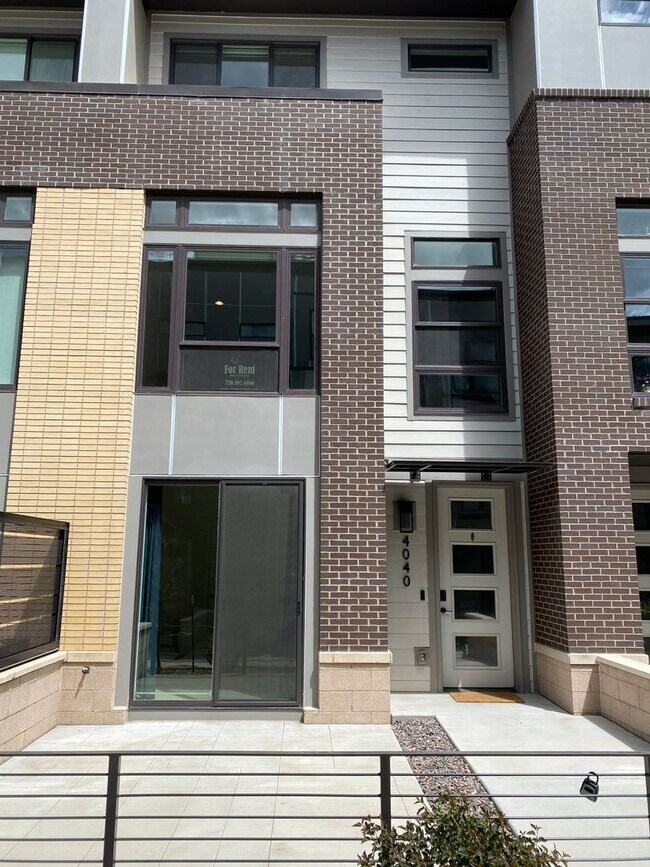 Building Photo - Gorgeous, Modern 3 Bedroom 4 Bathroom Townhouse Near Sloan's Lake