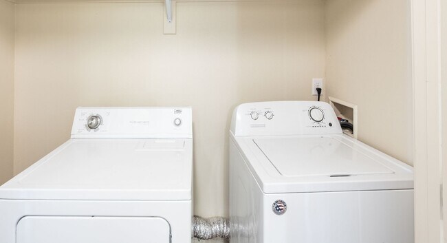 Building Photo - 2 BED 1 BATH TOWNHOME WITH COVERED PARKING IN AMMON - CITY UTILITIES INCLUDED