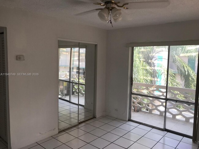 Building Photo - 1610 NW N River Dr