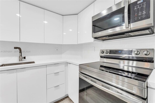 Building Photo - 300 Bayview Dr