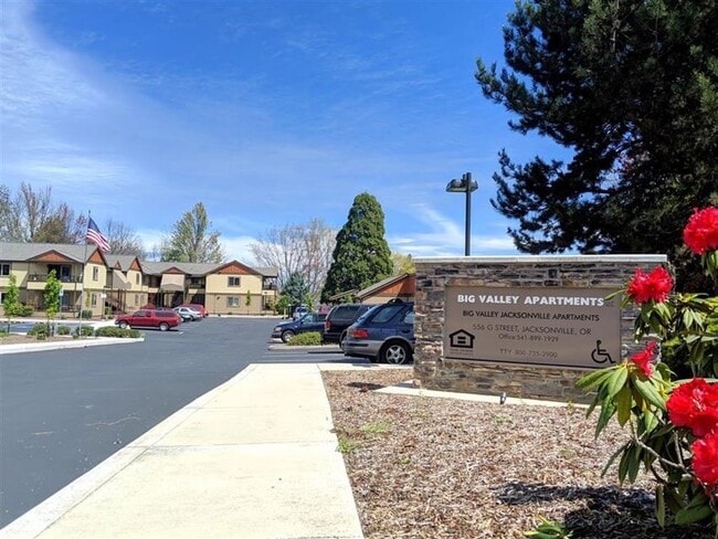 Building Photo - 556 G St