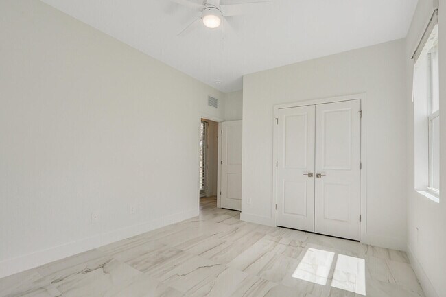 Building Photo - 7141 SE Park Dr