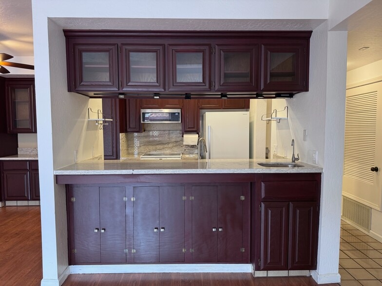 Wet Bar - 25912 Hayward Blvd