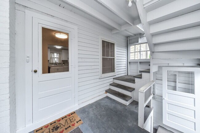 Building Photo - 536 S Main St