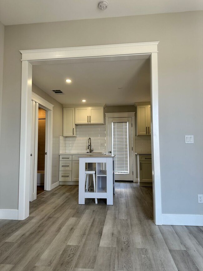 Building Photo - Remodeled 2bed/1 bath! Pets Ok! In-unit laundry!