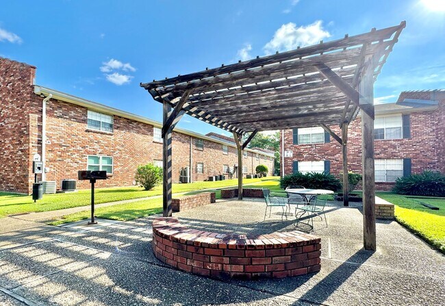 Building Photo - Spacious 2 Bed/2 Bathroom Condo in Bocage – Walk to Towne Center & Whole Foods!