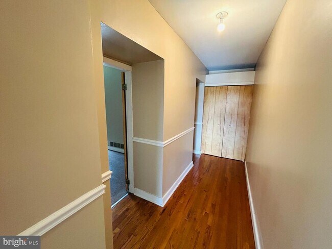 Building Photo - 521 Leverington Ave