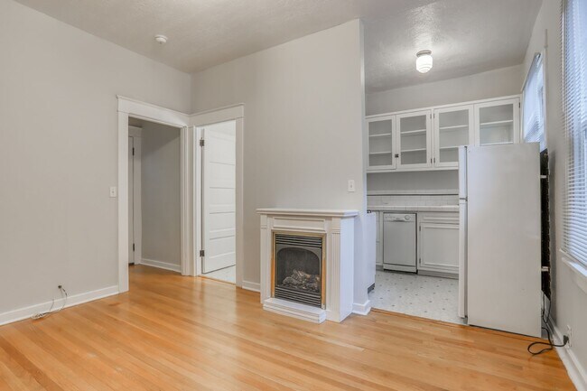 Building Photo - Charming Vintage Studio in NW Portland nea...