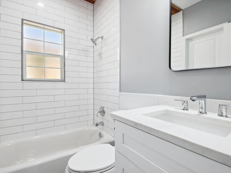 Building Photo - 1904 Calumet St