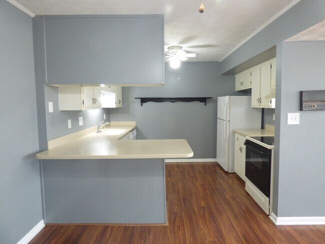 Building Photo - COMING SOON! Beautiful All Electric Townhome! Converted Garage, W/D, Small Pets Ok!