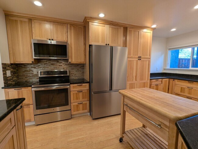 Building Photo - Amazing, gorgeous, end unit with huge yard...