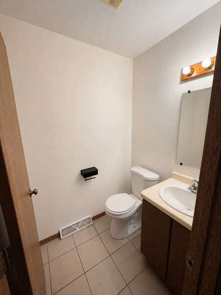 Building Photo - 1312 Falls Ct