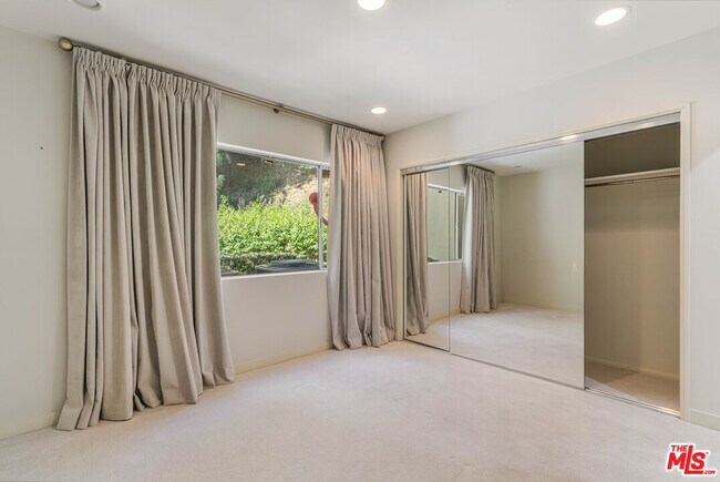 Building Photo - 811 N Hillcrest Rd