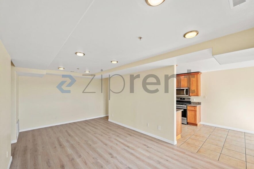 Building Photo - Unit C
