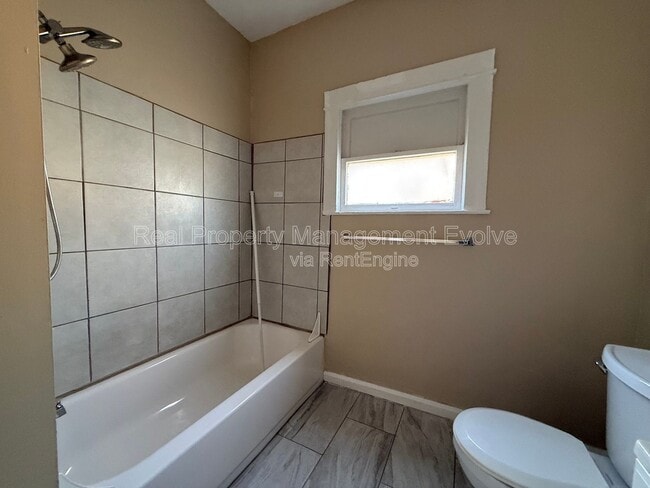 Building Photo - 1437 E Polk St