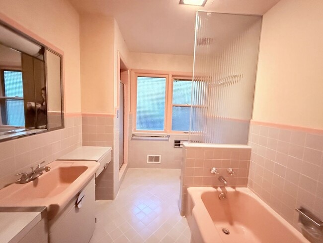 Building Photo - Beautiful 4 Bedroom Home with Fully Fenced Backyard!