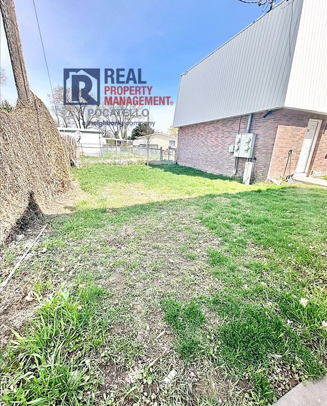 Building Photo - 230 W Chubbuck Rd