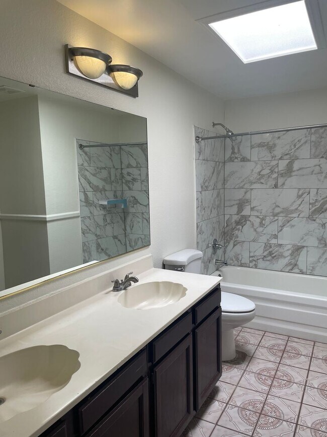Building Photo - Lovely 4 Bedroom 2 Bath Home on Southwest ...
