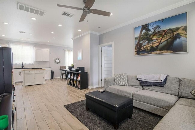 Building Photo - 2109 Maxwell Ln