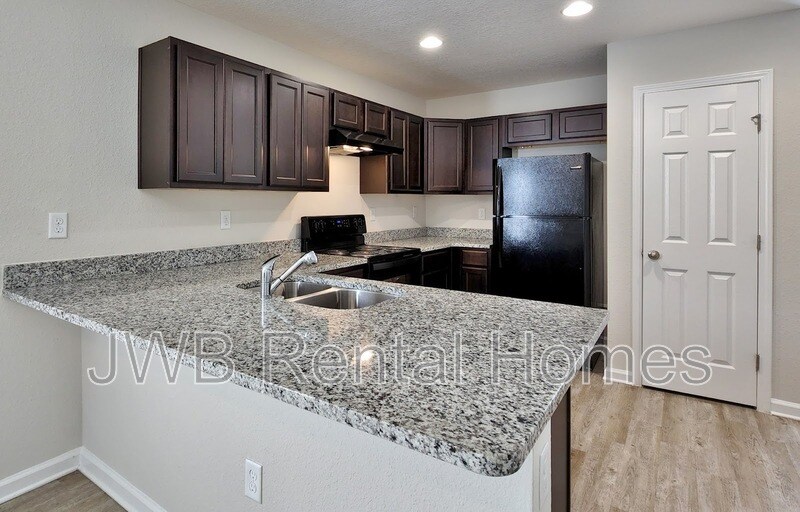 Building Photo - 636 Pippin St