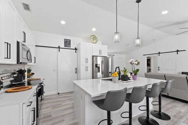 Building Photo - 5789 NW Belwood Cir