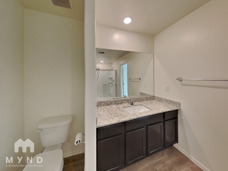 Building Photo - 282 S Oak St