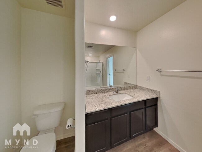 Building Photo - 282 S Oak St