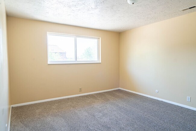Building Photo - Sunny & Inviting Apartment with Clean Finishes in Great Location