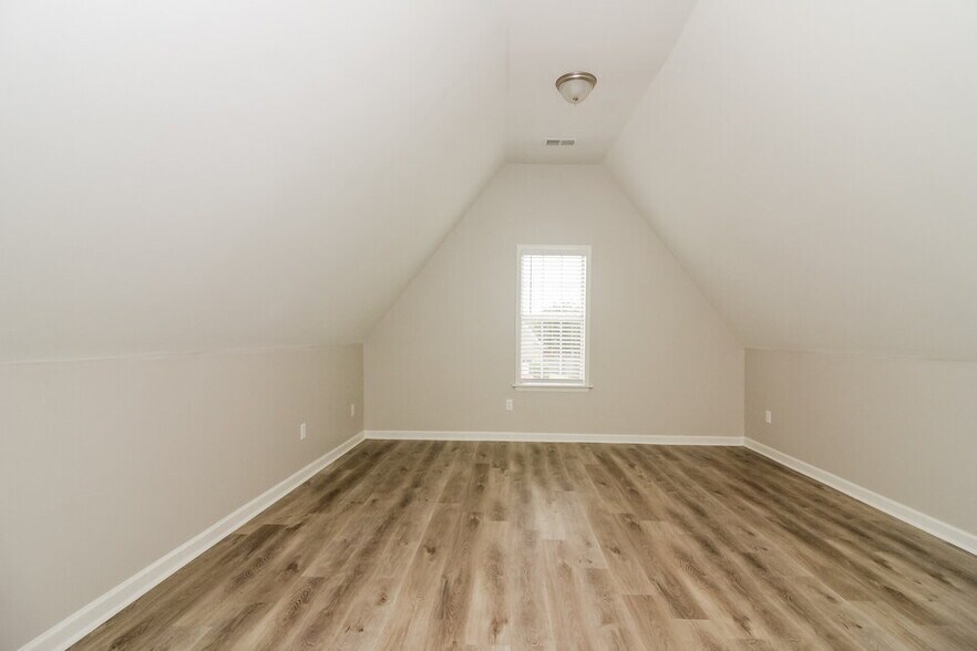 Building Photo - 8168 White Wing Cove W