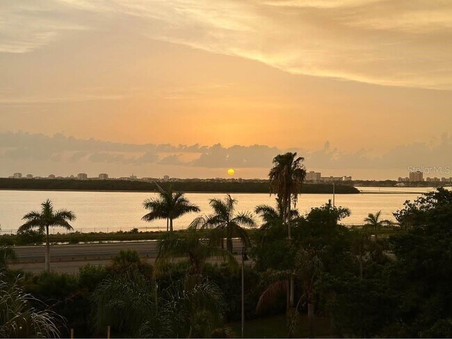 Building Photo - 7430 Sunshine Skyway Ln S