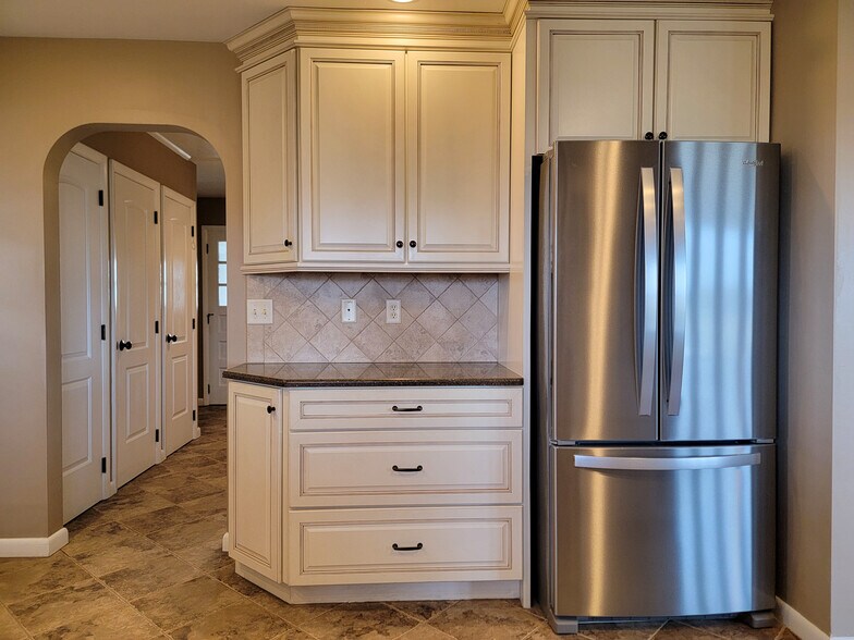 Building Photo - 502 W Newport Rd