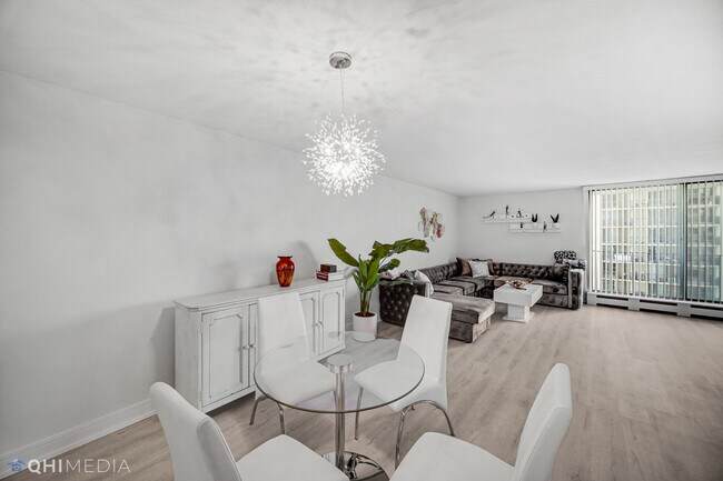 Building Photo - 6033 N Sheridan Rd