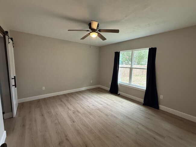 Building Photo - 3 Bedroom 2 Bath In Alachua